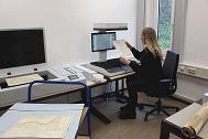 Archivmitarbeiterin Elena Schmitz bei der Digitalisierung © Landkreis Rotenburg (Wümme)