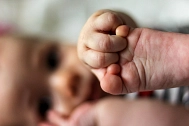 Baby, das seine Hand und seinen Fuß in die Kamera zeigt. © pixabay