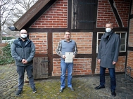 v.l. Kevin Schröder (Ordnungsamt), Martin Dietrich und Eckhard Bruns (stellvtr. Amtsleiter Ordnungsamt) stehen vor dem Ordnungsamt. © Landkreis Rotenburg (Wümme)