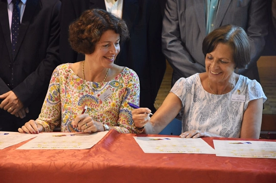 Die Vereinsvorsitzenden Marie-Claude Döhring und Anne Friberg unterzeichnen die Partnerschaftsurkunde.