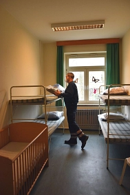 DRK Kreisbereitschaftsleiter Andreas Rothgeber hilft beim Betten aufbauen. © Landkreis Rotenburg (Wümme)