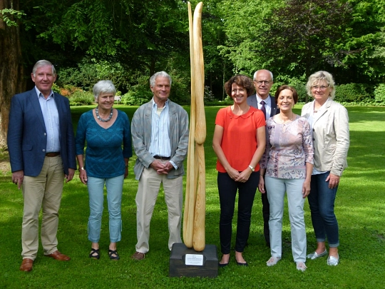 Der Vorstand des Deutsch-Französischen Partnerschaftsvereins zusammen mit dem Künstler Ortwin Musall und Landrat Luttmann.