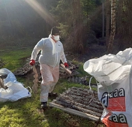 Die illegal in der Natur abgeladenen Asbestzementplatten mussten fachgerecht entsorgt werden. © Landkreis Rotenburg (Wümme)