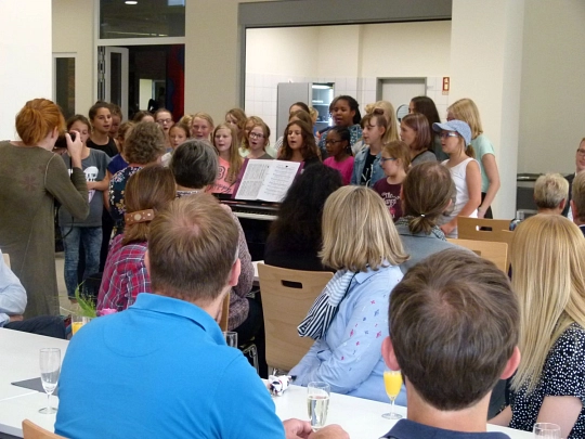 Die Chorklasse 6 c singt vor den Gästen in der Cafeteria