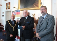 (v.l.) Bürgermeister Grenville Chapel, Kreistagsabgeordneter Lothar Cordts und Matthias Cordes aus der Kreisverwaltung