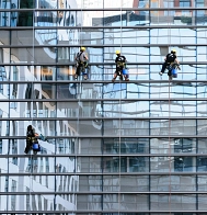 Fensterputzer bei der Arbeit an einer Hochhausfassade.&nbsp;&copy;&nbsp;pixabay