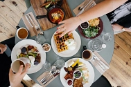 Ein Tisch mit Tellern und Lebensmitteln zum frühstücken. © pixabay