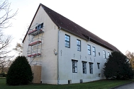 Für den Umzug wurde ein Gerüst vor dem Giebel des Museumsgebäudes aufgebaut. © Landkreis Rotenburg (Wümme)