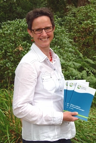 Gesa Weiss mit der Neuauflage des Leitfadens für Existenzgründungen. © Landkreis Rotenburg (Wümme)