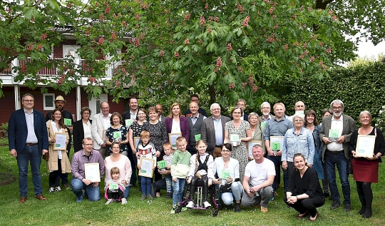 Die Preisträgerinnen und Preisträger zusammen mit Vertretern des Landkreises, der KEAN und Architektenkammer. © Landkreis Rotenburg (Wümme)