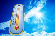 Ein blauer Himmel mit strahlender Sonne. Links im Bild ein Thermometer mit einer hohen Temperaturanzeige. © pixabay