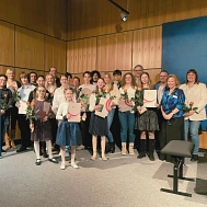 Eine Gruppe von Kindern und Jugendlichen, mit Urkunden und Rosen in der Hand. Alle blicken in die Kamera und sind festlich angezogen. © Landkreis Rotenburg (Wümme)