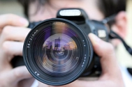Eine Person schaut durch den Sucher einer Kamera. © pixabay