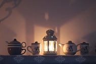 Laterne und Tassen auf einer Fensterbank © pixabay