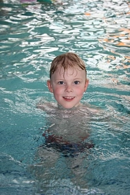 Kind im Schwimmbecken © pixabay