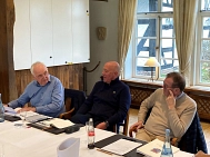 Manfred Burfeind, Ulrich Thiel und Helmut Mencke sitzen nebeneinander am Tisch. © Landkreis Rotenburg (Wümme)