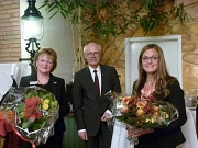 Sandra Pragmann (rechts) und Gerlinde Wozniak von der Koordinierungsstelle für Ehrenamtliche Arbeit mit Landrat Luttmann.