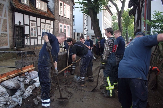 Schlamm und Dreck und Sandsäcke räumt die Feuerwehr von den Straßen von Goslar. © Landkreis Rotenburg (Wümme)