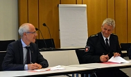 Landrat Luttmann und Polizeidirektor Torsten Oestmann bei der Unterzeichnung der Kooperationsvereinbarung. © Landkreis Rotenburg (Wümme)
