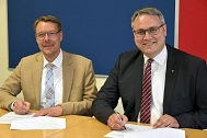 Landrat Marco Prietz und Samtgemeindebürgermeister Henning Fricke unterzeichneten die Vereinbarung. © Landkreis Rotenburg (Wümme)