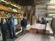 Lehrer und Mitarbeiter des Passt! Projekts in einer Werkstatt. © Landkreis Rotenburg (Wümme)
