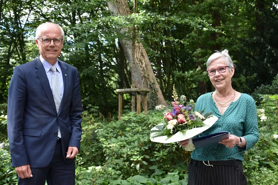 Brigitte Mintenbeck erhält von Landrat Luttmann die Medaille für vorbildliche Verdienste um den Nächsten.