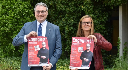 Landrat Marco Prietz und Sandra Pragmann halten die Plakate zum Niedersachsenpreis hoch.