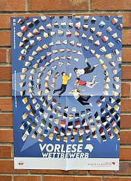 Plakat zum Vorlesewettbewerb 2024. Auf dem Plakat liegen vier Kinder zwischen ganz vielen, im Kreis ausgestellten, bunten Büchern und lesen. © Landkreis Rotenburg (Wümme)