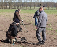 Mehrere Personen auf einem Feld mit Metalldetektoren in den Händen. © Landkreis Rotenburg (Wümme)