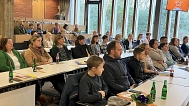 Zuhörerinnen und Zuhörer des Vorlesewettbewerbs sitzen auf Stühlen im Sitzungssaal des Kreishauses. © Landkreis Rotenburg (Wümme)
