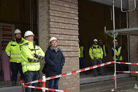 Menschen mit gelber Kleidung und Bauhelmen auf einer Baustelle. © Landkreis Rotenburg (Wümme)