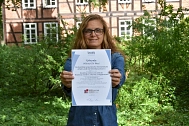Sandrat Pragmann mit der Urkunde des Wünsch dir was Preises 2022 © Landkreis Rotenburg (Wümme)