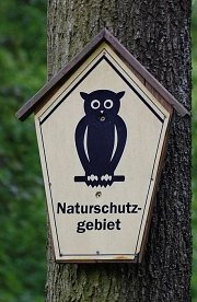 Schild mit Eule und der Schrift Naturschutzgebiet