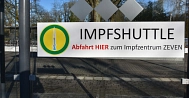 Schild mit dem Hinweis, dass hier der Impfshuttle zum Impfzentrum in Zeven abfährt. © Landkreis Rotenburg (Wümme)