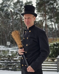 Schornsteinger Simon Lange mit Uniform und Besen in der Hand © Landkreis Rotenburg (Wümme)