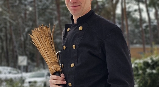 Schornsteinger Simon Lange mit Uniform und Besen in der Hand