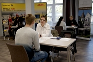 Arbeitgeber im Gespräch mit Bewerbern © Landkreis Rotenburg (Wümme)