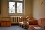 Zimmer mit Spielzeug und bunten Bildern an den Fenstern. © Landkreis Rotenburg (Wümme)
