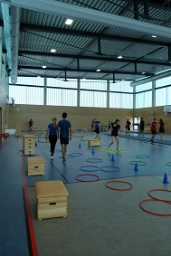 Die Schülerinnen und Schüler des 11. Jahrgangs Sportkurs auf erhöhtem Niveau trainieren in der Halle. © Landkreis Rotenburg (Wümme)