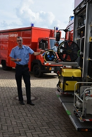 Torben Wilshusen, der Leiter der Gefahrgut- und Umweltschutzzugs, erläutert die Ausstattung des neuen Gerätewagens. © Landkreis Rotenburg (Wümme)