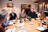 Landrat Marco Prietz mit den Medizinstipendiatinnen des Landkreises und Vertretern aus der Ärzteschaft sitzen an einem Tisch. © Landkreis Rotenburg (Wümme)