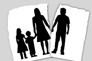 Auf einem Zettel ist eine Familie zu sehen. Der Zettel ist zwischen den Eltern zerrissen. © pixabay