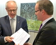 Minister Tonne übergibt Landrat Luttmann den Förderbescheid.