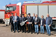 Gruppenbild mit Vertretern der Feuerwehr, des Landkreises und der Fahrzeugfirma. © Alexander Schröder