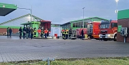Fahrzeuge des Gefahrgutzugs stehen vor einer Tankstelle. © Landkreis Rotenburg (Wümme)
