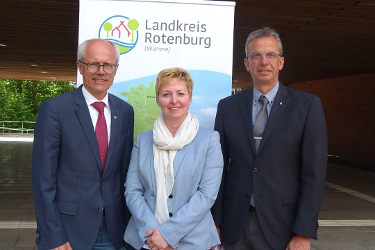 Landrat Luttmann und Kreisrat Sven Höhl stellen die neue Amtsleiterin Christina Schultz vor.