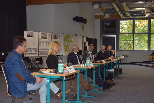 Die beteiligten Schulen, der Landkreis und der ausführende Totalunternehmer stellten die Neubaupläne von BBS und Gymnasium in Bremervörde vor.