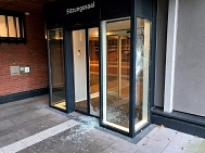 Die Eingangsscheiben zum Sitzungssaal wurden zerstört. © Landkreis Rotenburg (Wümme)