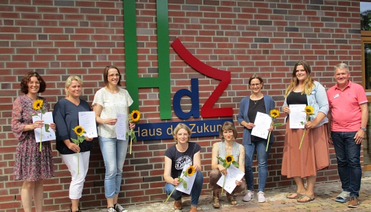 Sieben Kursteilnehmerinnen bekamen persönlich ihre Zertifikate überreicht. © Landkreis Rotenburg (Wümme)