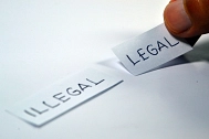 Zwei Zettel mit den Aufschriften legal und illegal. © pixabay